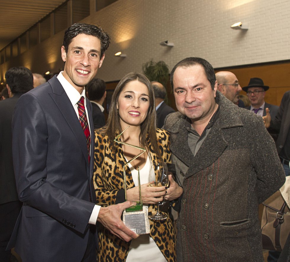 Pedro Nimo y su pareja, posando con Toño Bermúdez, de deportes de Radio Galicia Pedro Nimo y su pareja, posando con Toño Bermúdez, de deportes de Radio Galicia