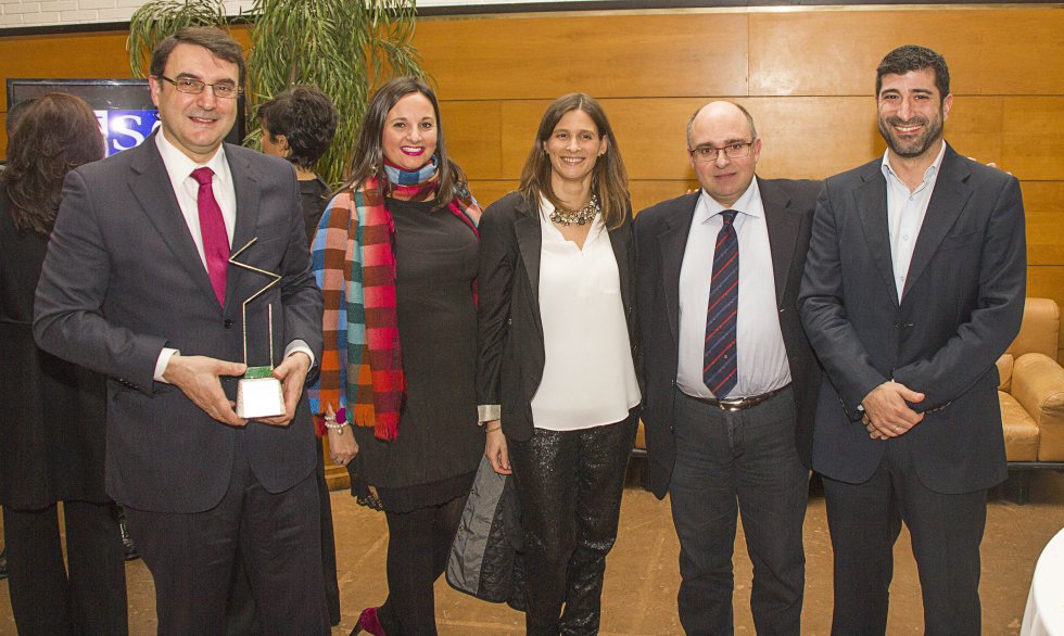 Juan Martínez, de la Fundación Down Compostela, mostrando el premio con Marta Álvarez-Santullano, Laura Vázquez, Paco Reyes y David Campos, representante de la Asociación de Empresarios de la comarca del Deza Juan Martínez, de la Fundación Down Compostela, mostrando el premio con Marta Álvarez-Santullano, Laura Vázquez, Paco Reyes y David Campos, representante de la Asociación de Empresarios de la comarca del Deza