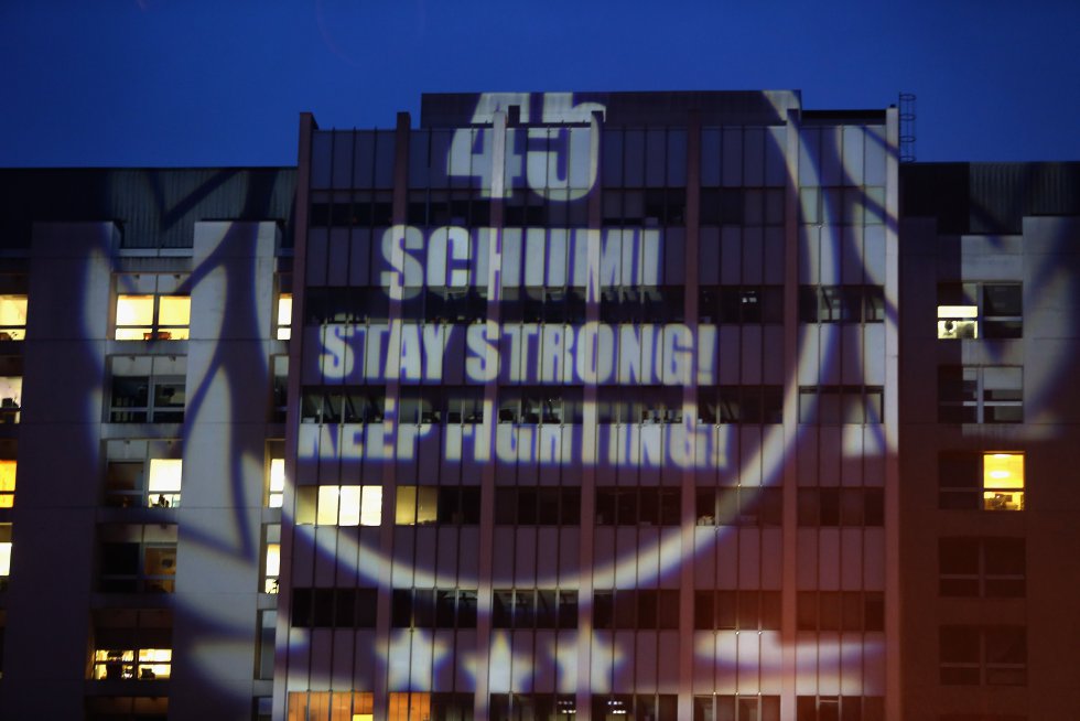 Familiares directos, amigos y seguidores de Michael Schumacher acompañaron en su 45 cumpleaños al siete veces campeón de Fórmula 1, que seguía en coma inducido y en estado crítico pero estable en un hospital de Grenoble. Familiares directos, amigos y seguidores de Michael Schumacher acompañaron en su 45 cumpleaños al siete veces campeón de Fórmula 1, que seguía en coma inducido y en estado crítico pero estable en un hospital de Grenoble.