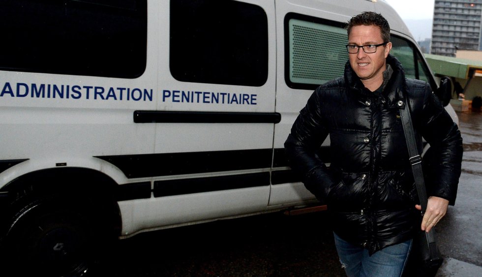 El alemán sale del coma y abandona ya el hospital de Grenoble para proseguir su "larga fase" de recuperación en otro hospital en Lausana, según confirma la portavoz de la familia, Sabine Kehm. El alemán sale del coma y abandona ya el hospital de Grenoble para proseguir su "larga fase" de recuperación en otro hospital en Lausana, según confirma la portavoz de la familia, Sabine Kehm.