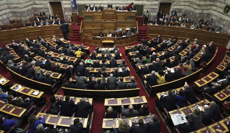 Miembros del Parlamento votan por el presidente Griego en la Cámara Baja en Atenas. (Foto del 23 de diciembre)