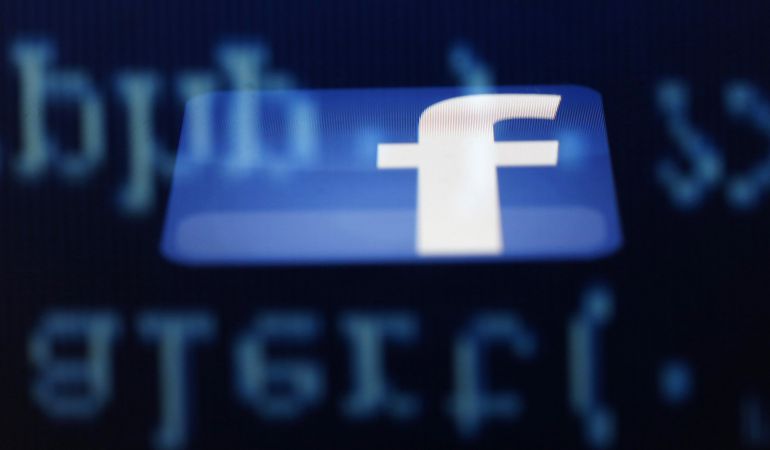 Imagen de recurso del logotipo de Facebook con el reflejo de código de ordenador