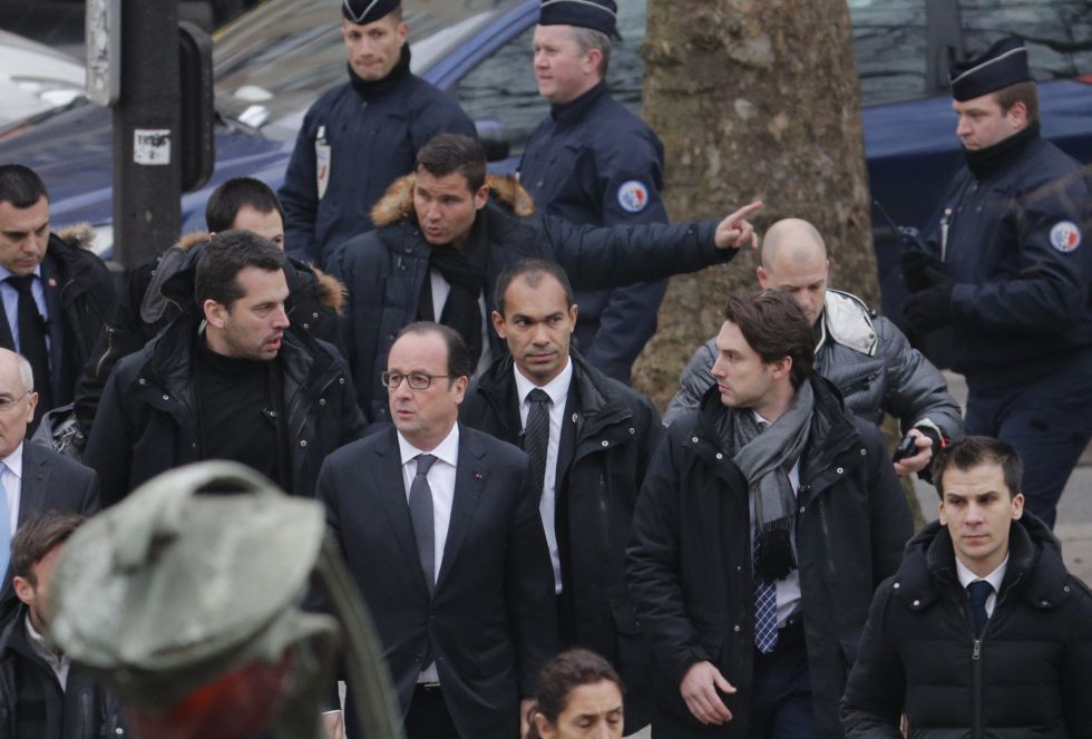 El presidente de Francia, Francois Hollande, se acerca hasta las oficinas de la revista satírica