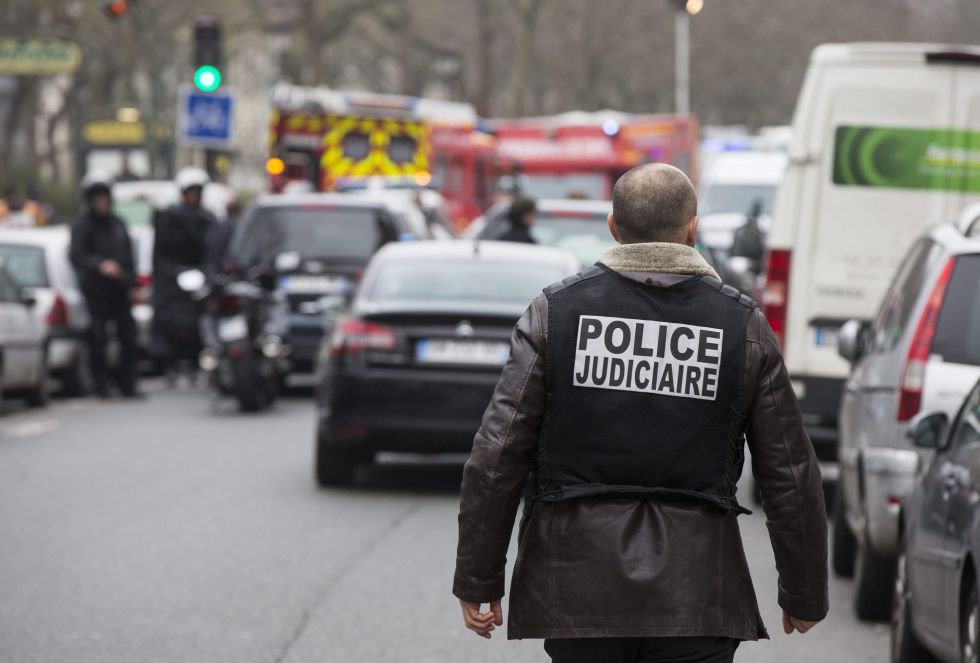 Un policía desplegado cerca del semanario satírico francés 'Charlie Hebdo'