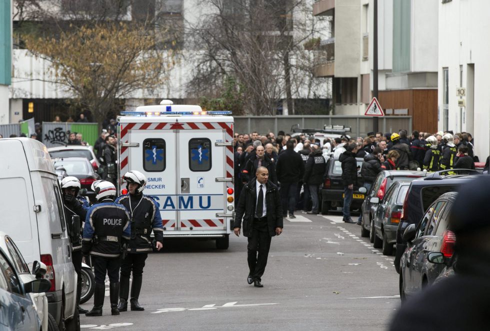 Policías y miembros de los servicios de emergencia desplegados en los alrededores del semanario satírico francés