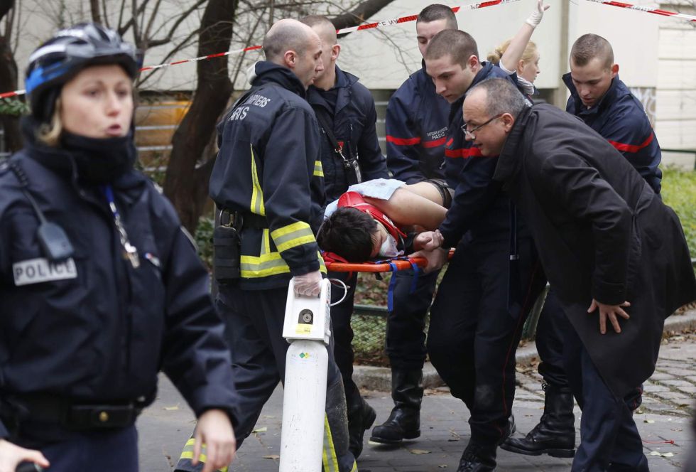 Los equipos de emergencia socorren a las víctimas del tiroteo que ha tenido lugar este miércoles en el semanario francés 'Charlie Hebdo'