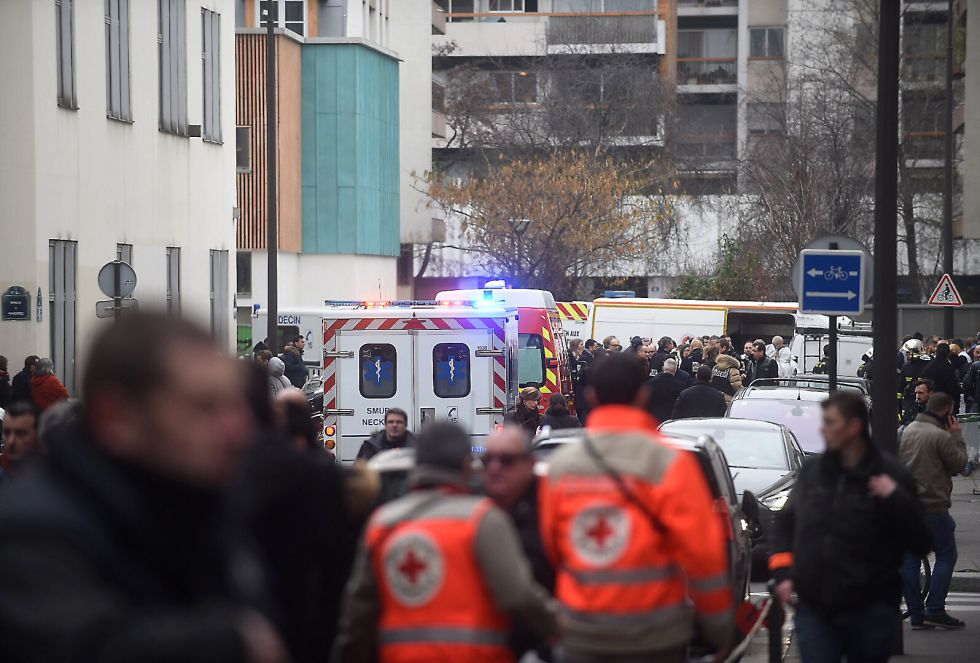 Ambulancias y Policía asisten a las víctimas del tiroteo que ha tenido lugar en la soficinas de la revista satírica 'Charlie Hebdo'