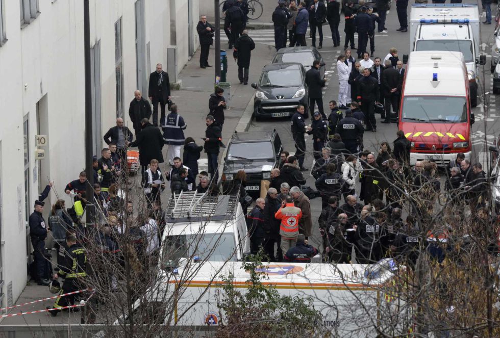 Una vista general de los alrededores de las oficinas del semanario satírico 'Charlie Hebdo' donde ha tenuido lugar un tiroteo