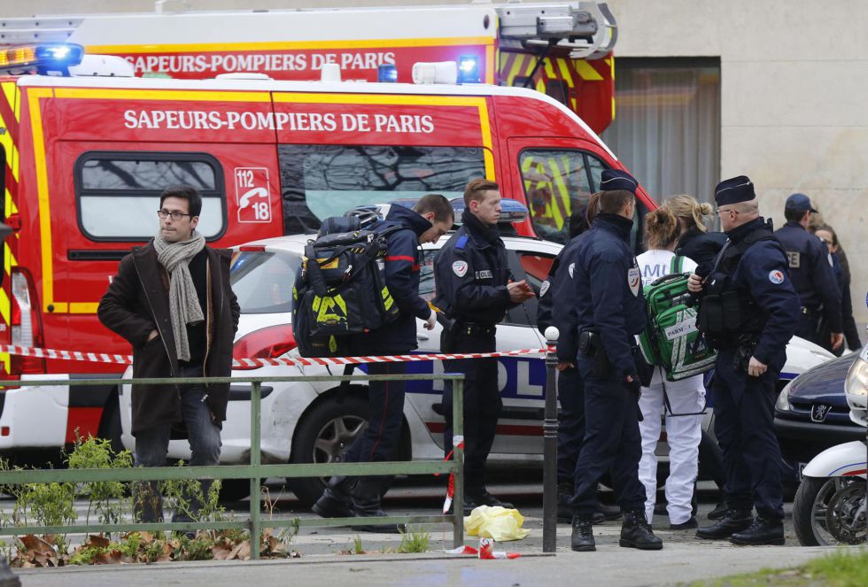 Los equipos de emergencia atienden sin descanso a las víctimas del tiroteo que ha tenido lugar en las oficinas de la revista satírica 'Charlie Hebdo'