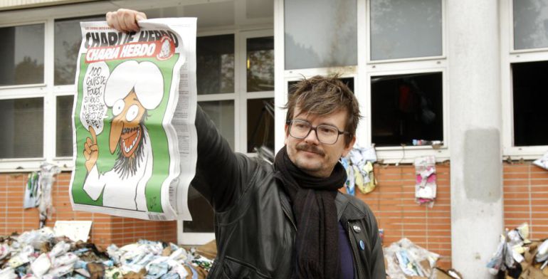 El dibujante del especial satírico sobre Mahoma, muestra la publicación que hizo la revista satírica 'Charlie Hebdo' en septiembre de 2012  