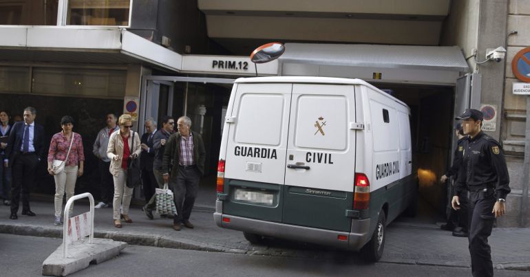 Un furgón con varios yihadistas detenidos entra en la Audiencia Nacional.