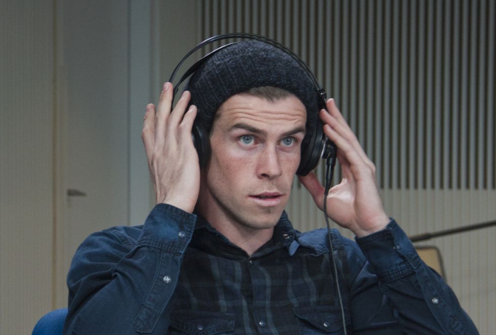 Bale se coloca los cascos para poder escuchar bien al intérprete que le traduce las preguntas Bale se coloca los cascos para poder escuchar bien al intérprete que le traduce las preguntas