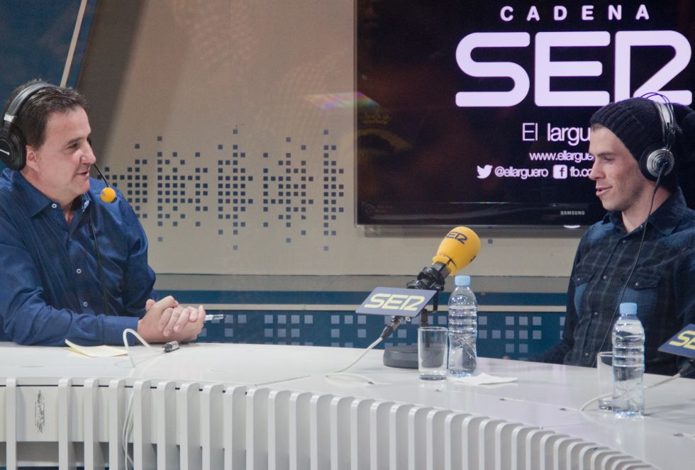José Ramón de la Morena y Gareth Bale, charlan tranquilamente en 'El Larguero' José Ramón de la Morena y Gareth Bale, charlan tranquilamente en 'El Larguero'