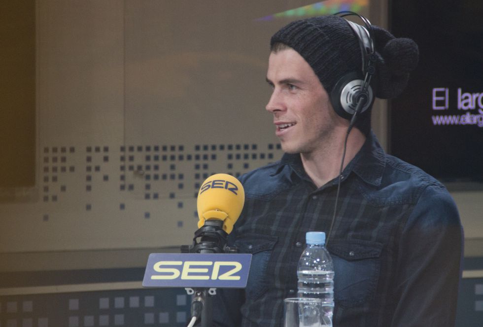 Bale sonríe cuando le preguntan por su juventud, cuando posó con aquella camiseta del Real Madrid en unas vacaciones en Madrid Bale sonríe cuando le preguntan por su juventud, cuando posó con aquella camiseta del Real Madrid en unas vacaciones en Madrid