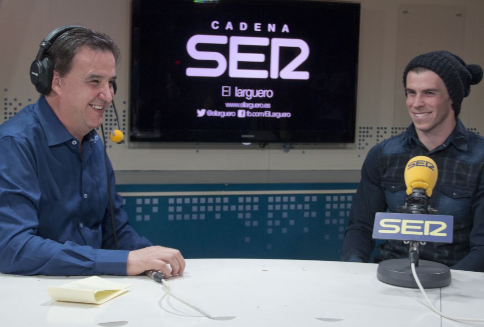 El galés, se lo pasa en grande durante la entrevista El galés, se lo pasa en grande durante la entrevista