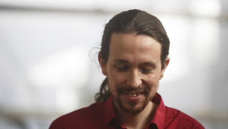 Pablo Iglesias, secretario general de Podemos, sonríe en rueda de prensa