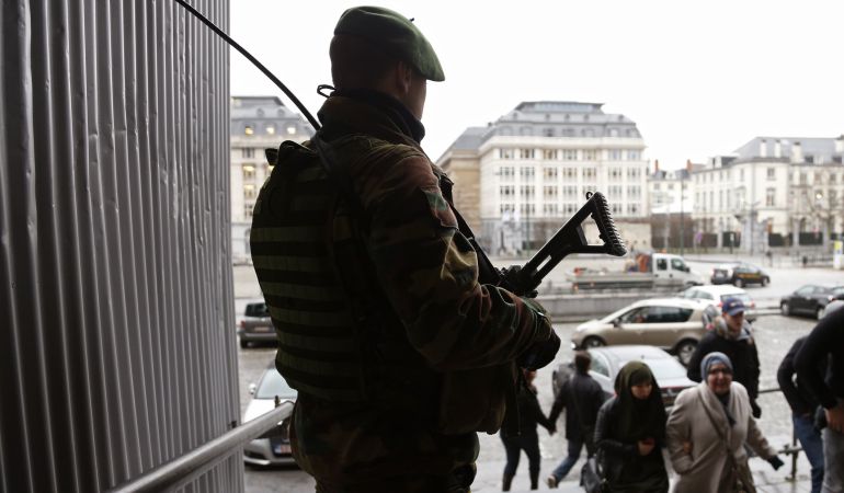 Un soldado belga hace guardia en Bruselas.