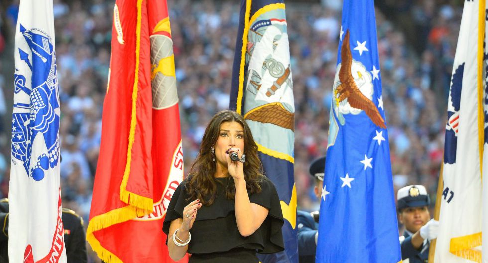 Idina Menzel interpreta el himno de Estados Unidos. Idina Menzel interpreta el himno de Estados Unidos.