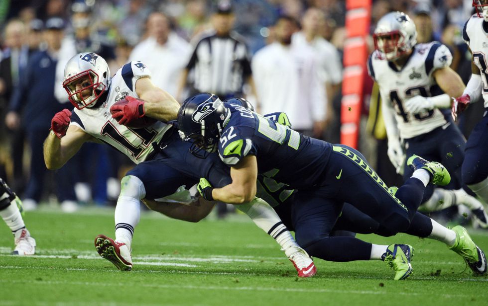 El jugador de los Patriots es interceptado por Brock Coyle. El jugador de los Patriots es interceptado por Brock Coyle.