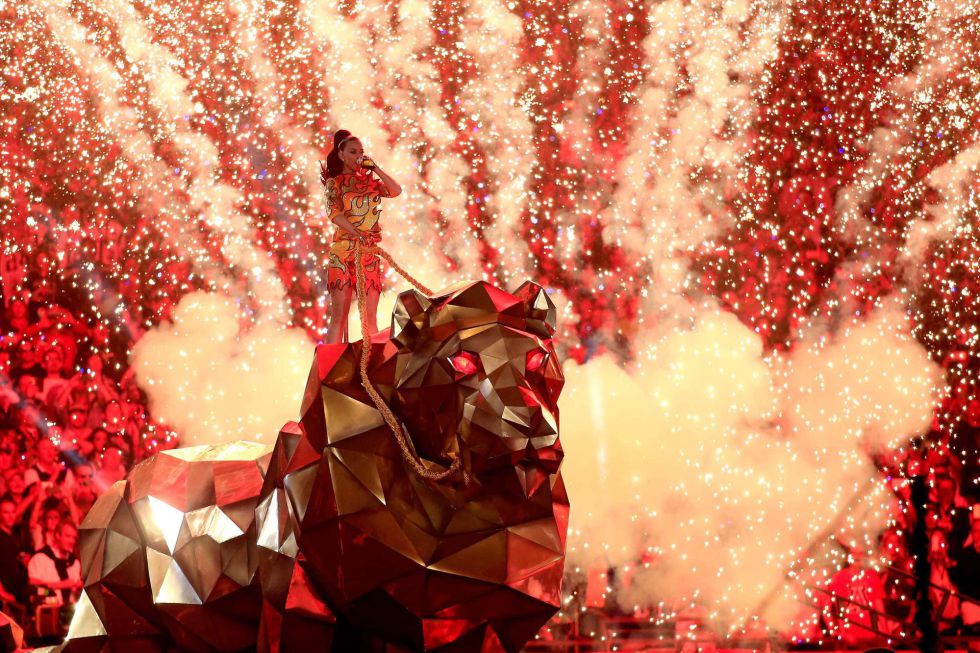 Katy Perry, rodeada de fuegos artificiales en la Super Bowl. Katy Perry, rodeada de fuegos artificiales en la Super Bowl.