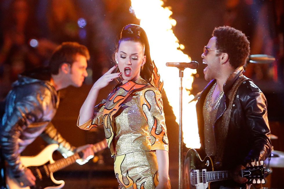 Los artistas actúan en el descanso de la Super Bowl. Los artistas actúan en el descanso de la Super Bowl.