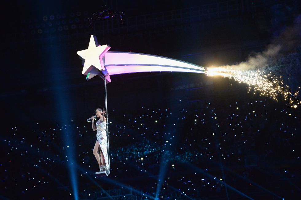 Katy Perry, por los aires durante su actuación en el descanso de la Super Bowl. Katy Perry, por los aires durante su actuación en el descanso de la Super Bowl.