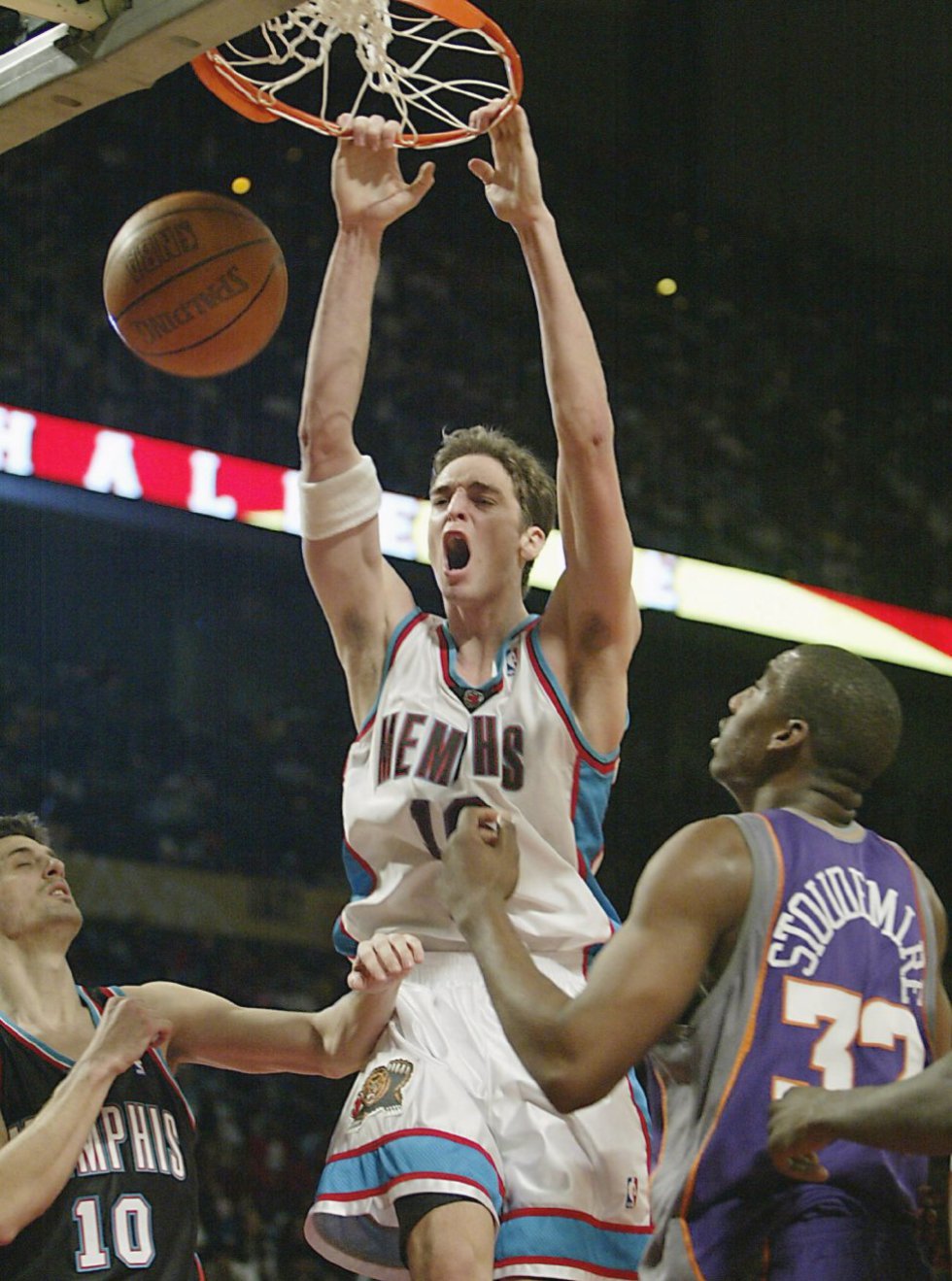 En su primer año como profesional Pau Gasol participó en el partido de novatos contra jugadores de segundo año En su primer año como profesional Pau Gasol participó en el partido de novatos contra jugadores de segundo año