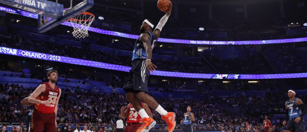 Marc Gasol en su primer y único 'All-Star' mira como Lebron James machaca Marc Gasol en su primer y único 'All-Star' mira como Lebron James machaca