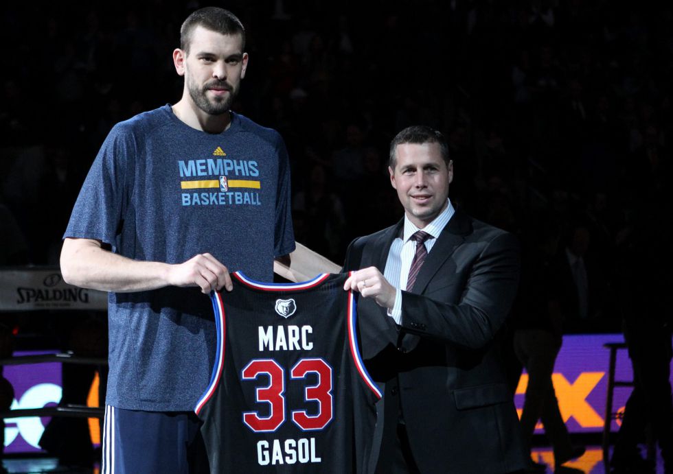El jugador español Marc Gasol de los Grizzlies recibe el reconocimiento con el entrenador del equipo, Dave Joerger, por su elección como titular del All-Star Game de la NBA El jugador español Marc Gasol de los Grizzlies recibe el reconocimiento con el entrenador del equipo, Dave Joerger, por su elección como titular del All-Star Game de la NBA