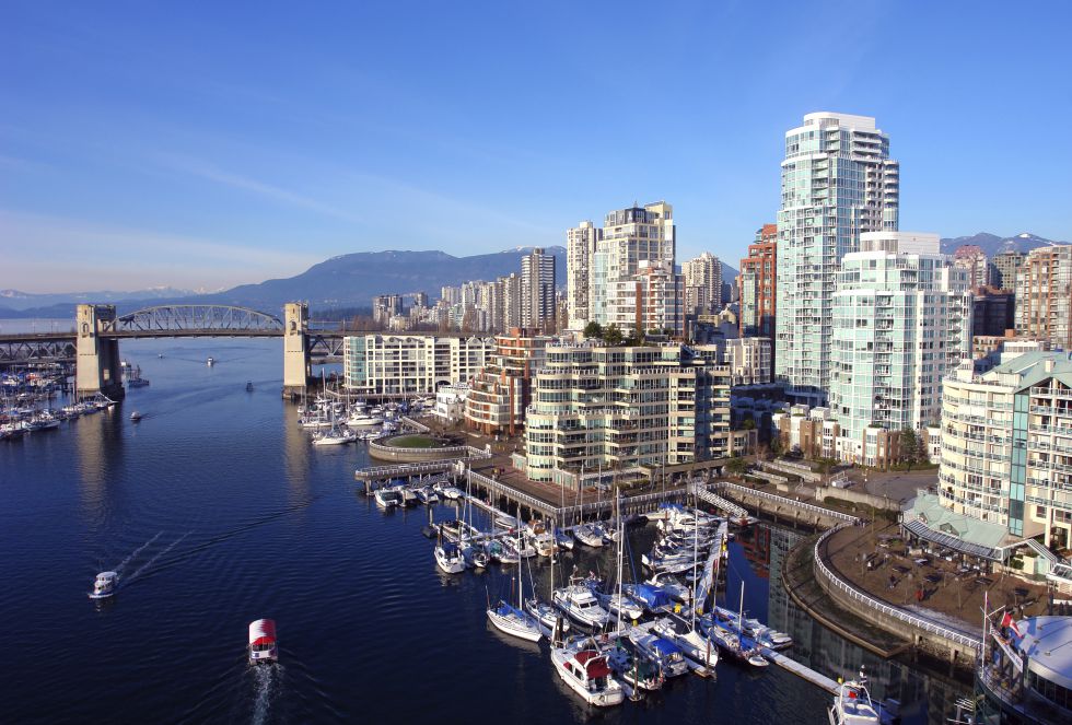 En un marco impresionante entre las montañas y el Océano Pacífico se localiza Vancouver. Una ciudad que ha conseguido entrar en esta clasificación gracias a la votación de los usuarios.