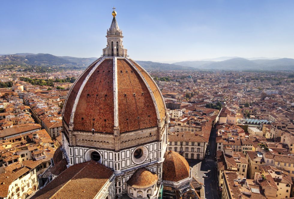 La hermosa cúpula de la catedral de Florencia tiene una vista privilegiada del horizonte de la ciudad. El río Arno, que atraviesa el corazón de la ciudad, y la iglesia de San Miniato al Monte están entre los principales reclamos.