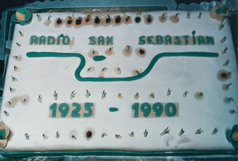 Tarta de celebración del 65 cumpleaños de Radio San Sebastián Tarta de celebración del 65 cumpleaños de Radio San Sebastián