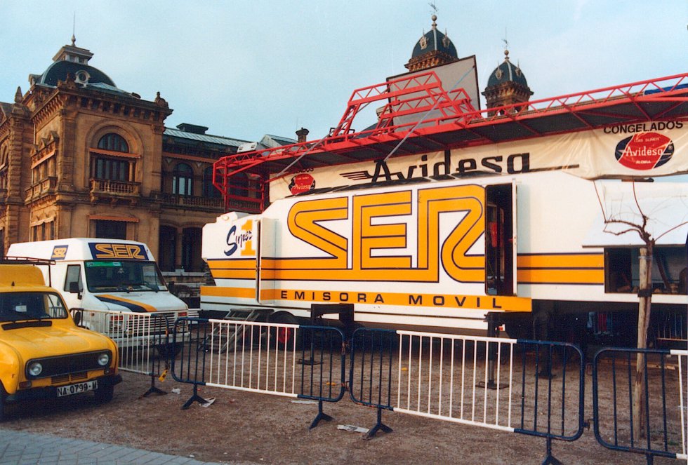 El estudio móvil de la Cadena SER instalado en Alderdi Eder en 1991 El estudio móvil de la Cadena SER instalado en Alderdi Eder en 1991
