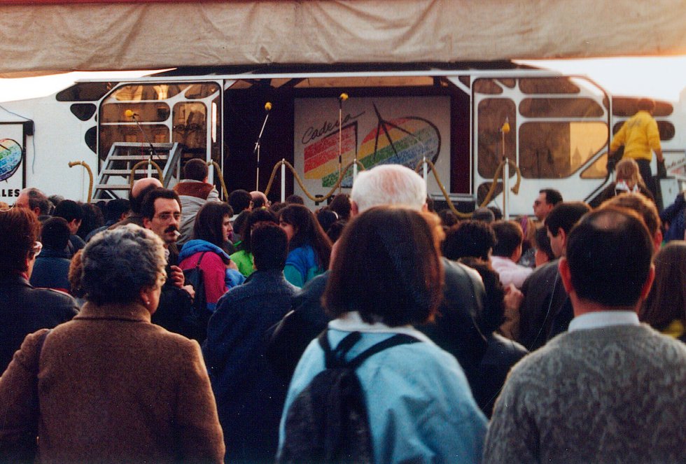 La gente se congrega frente al estudio móvil de la Cadena SER instalado en Alderdi Eder en 1991 La gente se congrega frente al estudio móvil de la Cadena SER instalado en Alderdi Eder en 1991