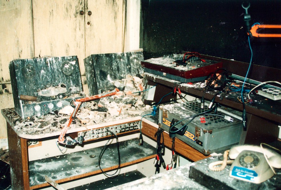 Estado en el que quedó uno de los estudios de Radio San Sebastián tras el incendio de 1991 Estado en el que quedó uno de los estudios de Radio San Sebastián tras el incendio de 1991