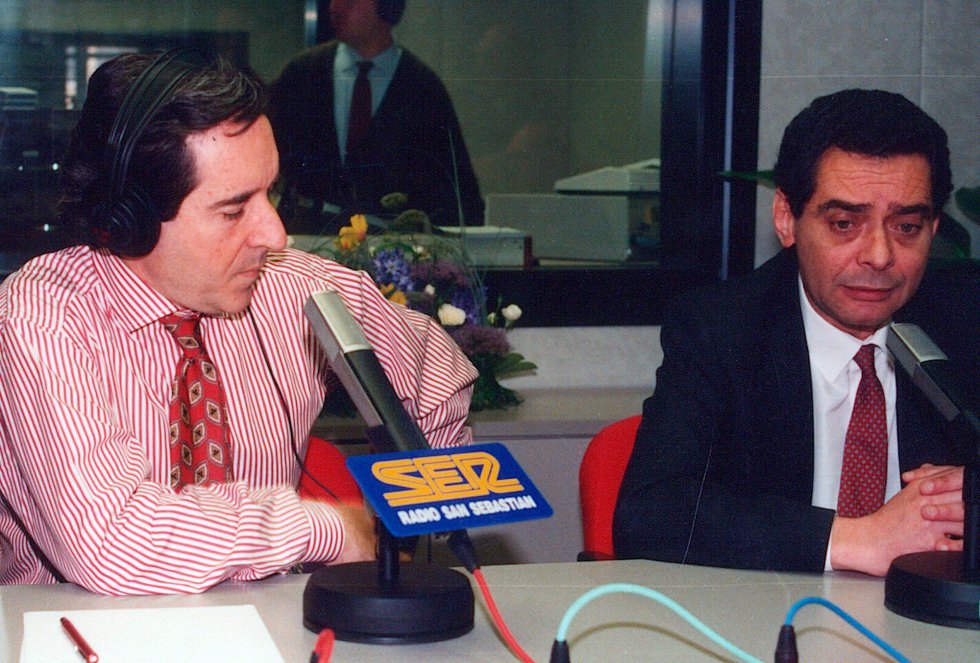 Iñaki Gabilondo y Augusto Delkader en la inauguración de los estudios de Radio San Sebastián en 1992 Iñaki Gabilondo y Augusto Delkader en la inauguración de los estudios de Radio San Sebastián en 1992