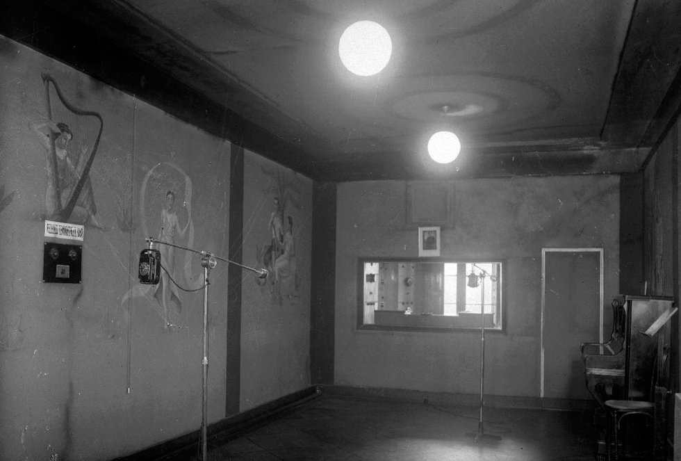 Estudio central de Radio San Sebastián en los años 50 Estudio central de Radio San Sebastián en los años 50