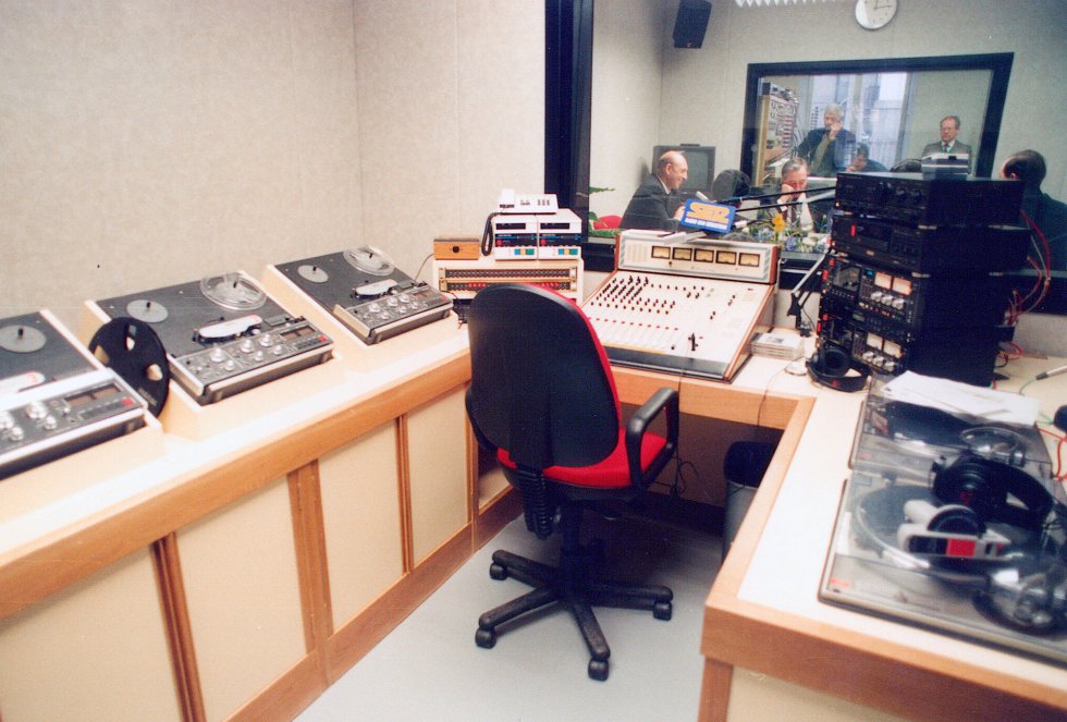 Estudio de Radio Sebastián en la década de los 90 Estudio de Radio Sebastián en la década de los 90