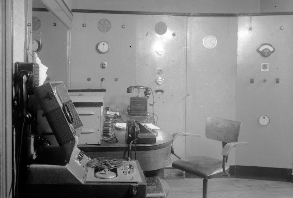 Control central de Radio San Sebastián en la Avenida de la Libertad, 27, en 1952 Control central de Radio San Sebastián en la Avenida de la Libertad, 27, en 1952