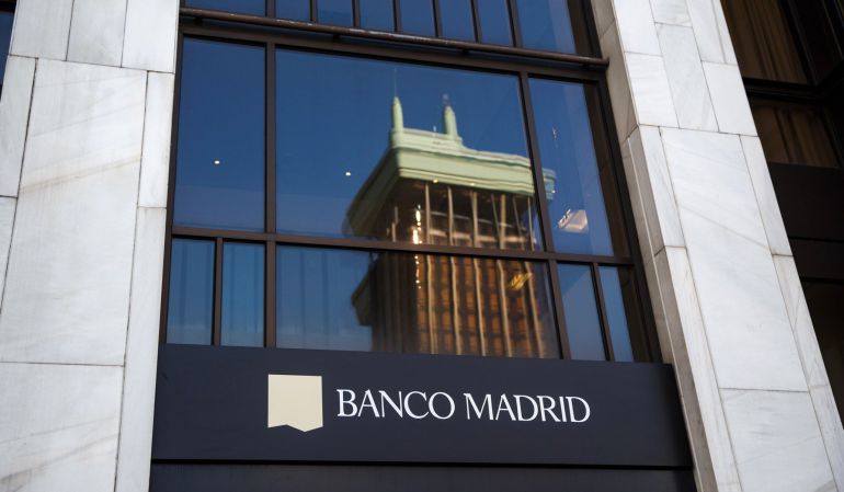 El logotipo de Banco de Madrid, en su sede central de la madrileña plaza de Colón