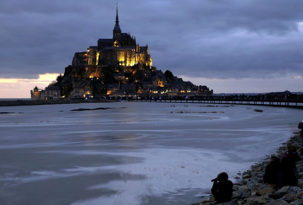 La "marea del siglo" aisla el Mont Saint-Michel | Fotogalería ...