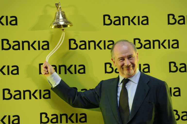 Foto de archivo del 20 de julio de 2011. Rodrigo Rato, presidente de Bankia, toca la campana que marcó la salida a Bolsa de la entidad.