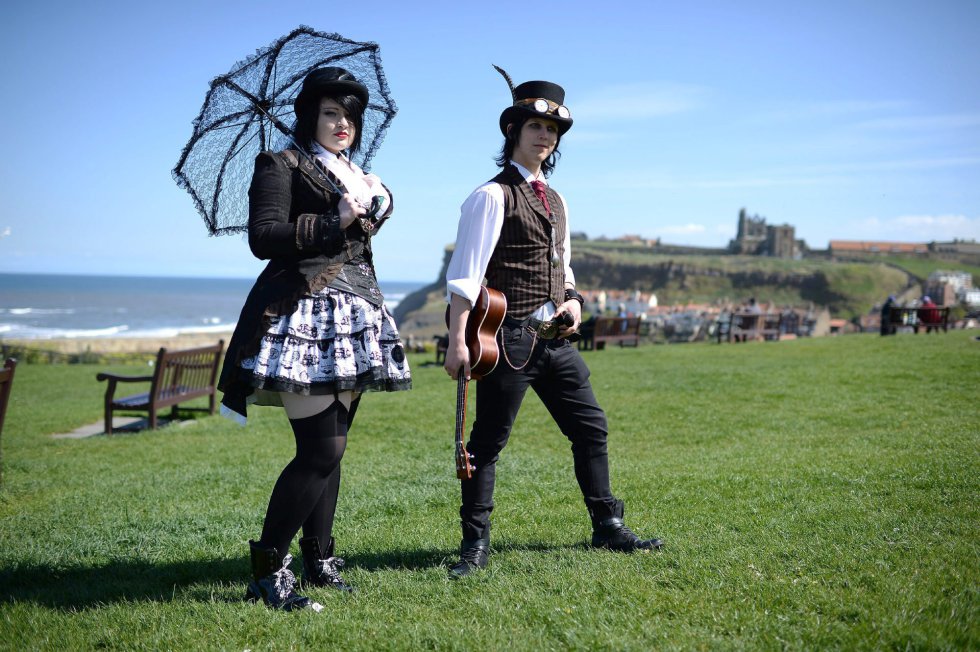 El evento congrega miembros de otras subculturas como los punk, steampunks, emos, metaleros y amantes de los estilos alternativos. El evento congrega miembros de otras subculturas como los punk, steampunks, emos, metaleros y amantes de los estilos alternativos.