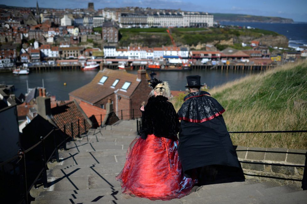 Tras la primera reunión de seguidores de la subcultura gótica, los pobladores de Whitby se inspiraron en ella para acoger a los nuevos turistas. Tras la primera reunión de seguidores de la subcultura gótica, los pobladores de Whitby se inspiraron en ella para acoger a los nuevos turistas.