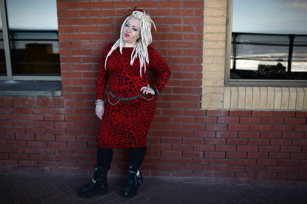 El personaje gótico, Tarah Price, posa para la foto en el Festival Gótico de Whitby, Inglaterra. El personaje gótico, Tarah Price, posa para la foto en el Festival Gótico de Whitby, Inglaterra.