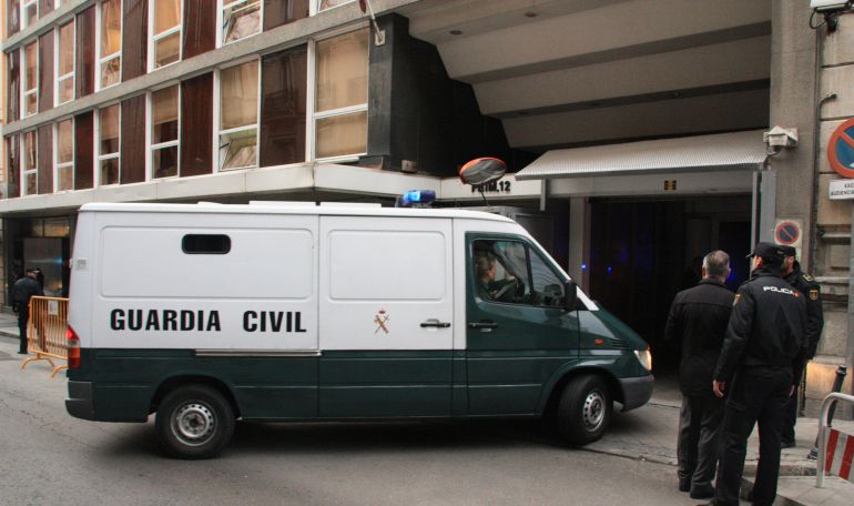 Una furgoneta de la Guardia Civil entra a la Audiencia Nacional. 
