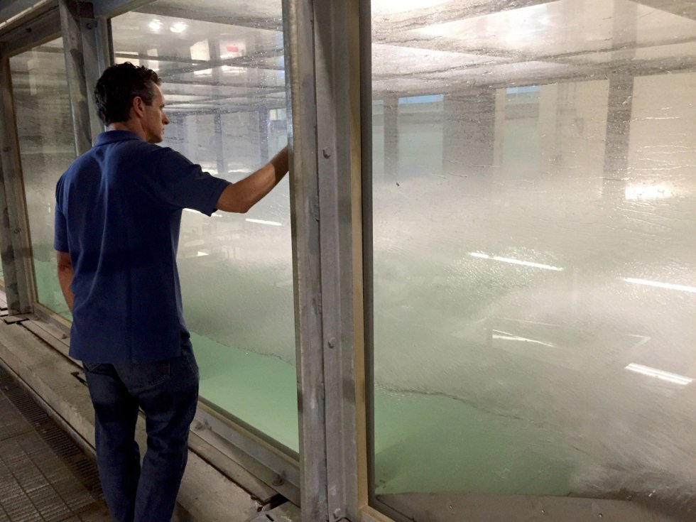 Tiene un aspecto de un enorme acuario, presenta un motor de 1.700 caballos de fuerza y el sonido que produce llena el edificio. Es seis veces más grande que cualquier otro jamás construido. Tiene un aspecto de un enorme acuario, presenta un motor de 1.700 caballos de fuerza y el sonido que produce llena el edificio. Es seis veces más grande que cualquier otro jamás construido.