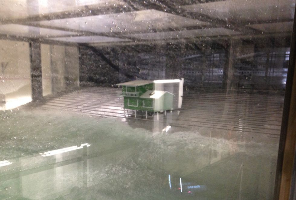 Con este invento, los meteorólogos buscan predecir la intensidad de la tormenta y mejorar las construcciones costeras. Esta máquina de viento y olas está valorizada en 15 millones de dólares y se encuentra en la Universidad de Miami, en la Escuela Rosenstiel de Ciencias Marinas y Atmosféricas. Con este invento, los meteorólogos buscan predecir la intensidad de la tormenta y mejorar las construcciones costeras. Esta máquina de viento y olas está valorizada en 15 millones de dólares y se encuentra en la Universidad de Miami, en la Escuela Rosenstiel de Ciencias Marinas y Atmosféricas.