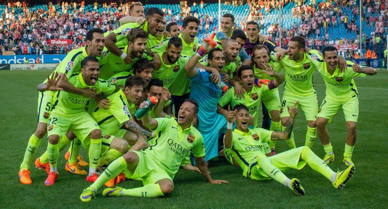 Los jugadores del Barcelona celebran la consecución del título de Liga en el Vicente Calderón.