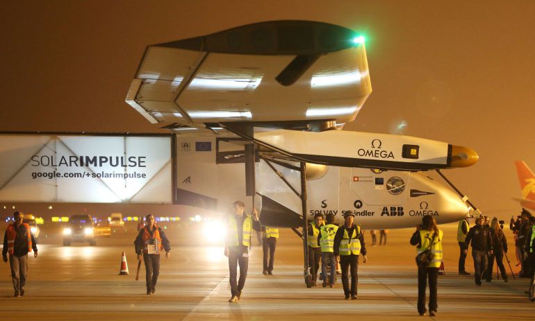 El Solar Impulse 2, el mejor avión solar del mundo, aterriza en el aeropuerto chino de Nanjing en su intento de dar una vuelta al mundo con varias escalas
